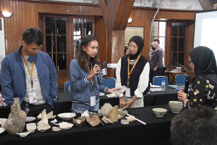  Meningkatkan Kompetensi dan Berbagi Ilmu di Lokakarya Identifikasi Keramik